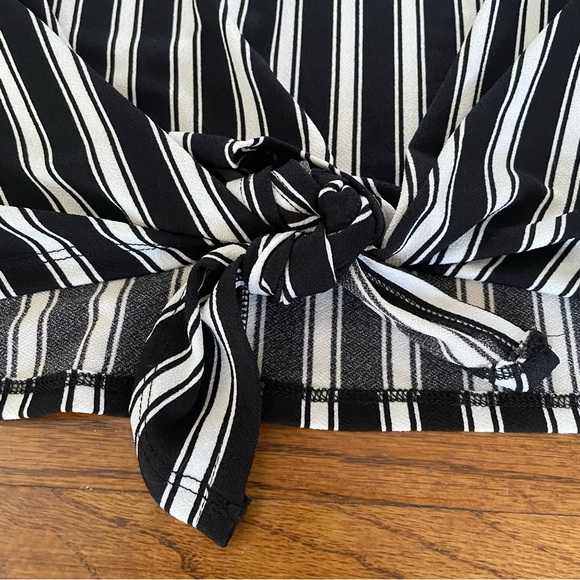 Adrianna Papell Black White Vertical Striped Tie Front Tank Blouse Top Sz. Small - Picture 5 of 6
